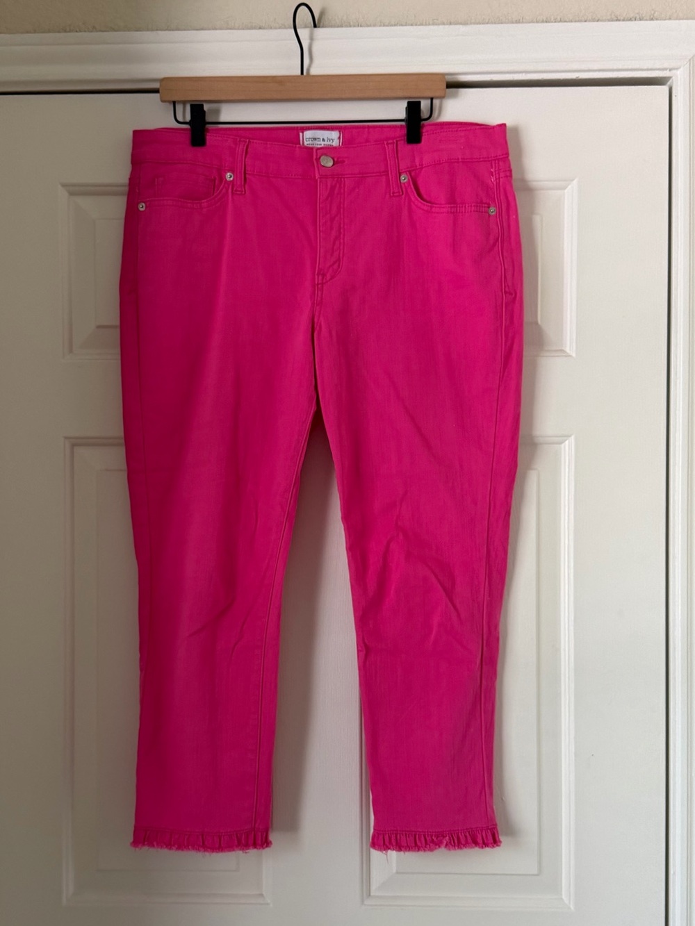 Crown & Ivy Fuchsia High Rise Skinny Ruffle Crop